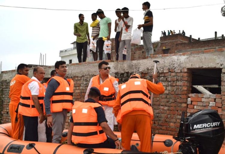 विधायक एवं जिलाधिकारी ने बाढ़ प्रभावित क्षेत्रों का भ्रमण कर लिया जायजा
