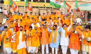 प्रधानमंत्री नरेन्द्र मोदी के जन्मदिन पर 72 वैदिक ब्राम्हणों ने किया मां गंगा की आराधना