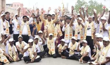 प्रधानमंत्री मोदी का 72वां जन्मदिन दिल्ली के 40 मोचियों के लिए बना यादगार, विमान से आये वाराणसी, बाबा दरबार में पहुंचे