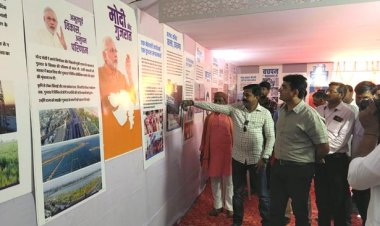 प्रधानमंत्री के व्यक्तित्व एवं कृतित्व संबंधी प्रदर्शनी से प्रेरणा लें : डीएम