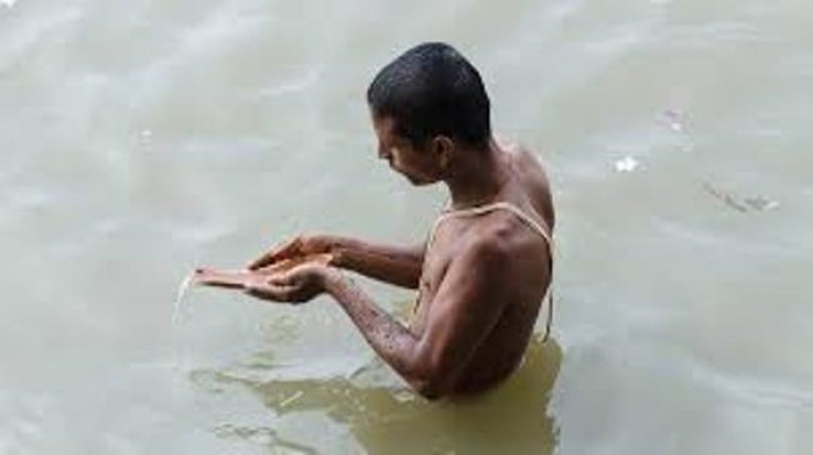 पितृ पक्ष: काशी में प्रतिपदा का श्राद्ध करने उमड़े श्रद्धालु