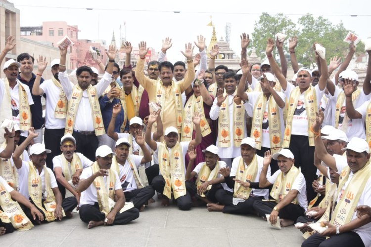 प्रधानमंत्री मोदी का 72वां जन्मदिन दिल्ली के 40 मोचियों के लिए बना यादगार, विमान से आये वाराणसी, बाबा दरबार में पहुंचे