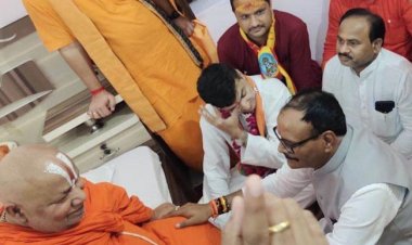 डिप्टी सीएम ब्रजेश पाठक ने रामभद्राचार्य से लिया आशीर्वाद