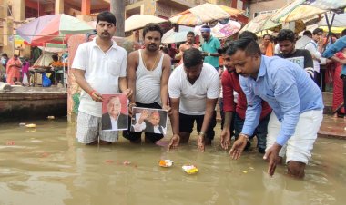 मुलायम के निधन से सपा कार्यकर्ता शोकाकुल, गंगा में दीपदान कर दी श्रद्धांजलि