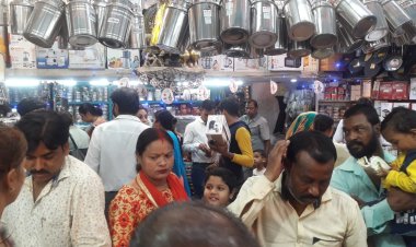 देर रात तक लगभग 22 करोड़ के बर्तन बिके, रविवार को भी खरीदारी
