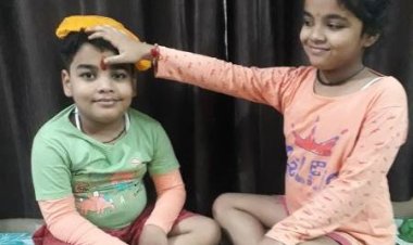 बहन ने भाई को रोचना लगाकर मनाया भाई-दूज का त्योहार