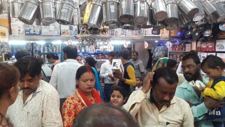 देर रात तक लगभग 22 करोड़ के बर्तन बिके, रविवार को भी खरीदारी