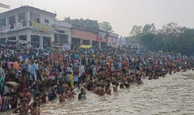 कार्तिक पूर्णिमा : गंगा तटों पर उमड़ा आस्था का सैलाब, स्नान, ध्यान कर रहे हैं श्रद्धालु