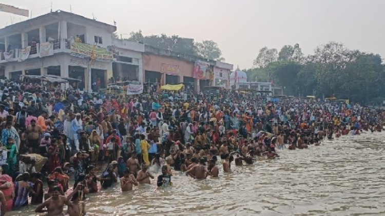 कार्तिक पूर्णिमा : गंगा तटों पर उमड़ा आस्था का सैलाब, स्नान, ध्यान कर रहे हैं श्रद्धालु