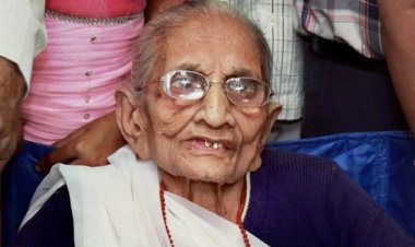 हीराबा पंचतत्व में विलीन, पीएम मोदी समेत भाइयों ने दी मुखाग्नि