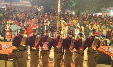 प्रधानमंत्री की मां को विश्व प्रसिद्ध गंगा आरती में दी गई श्रद्धांजलि, गंगा में दीपदान