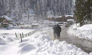 जम्मू-श्रीनगर हाइवे पर ट्रैफिक सामान्य, मुगल रोड बर्फबारी की वजह से दूसरे दिन भी बंद