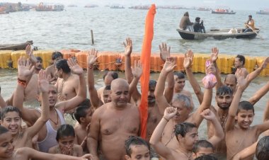 मकर संक्रांति पर शंकराचार्य अधोक्षजानंद ने संगम में किया स्नान