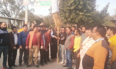 स्वामी प्रसाद मौर्य का पुतला दहन कर की कड़ी कार्रवाई की मांग