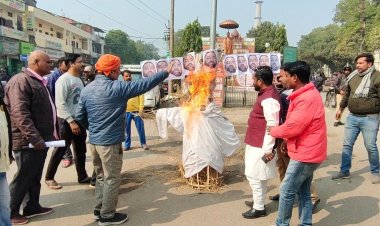 स्वामी प्रसाद मौर्या का प्रतीक रूप से रावण रूपी दस सिर वाले पुतले का दहन