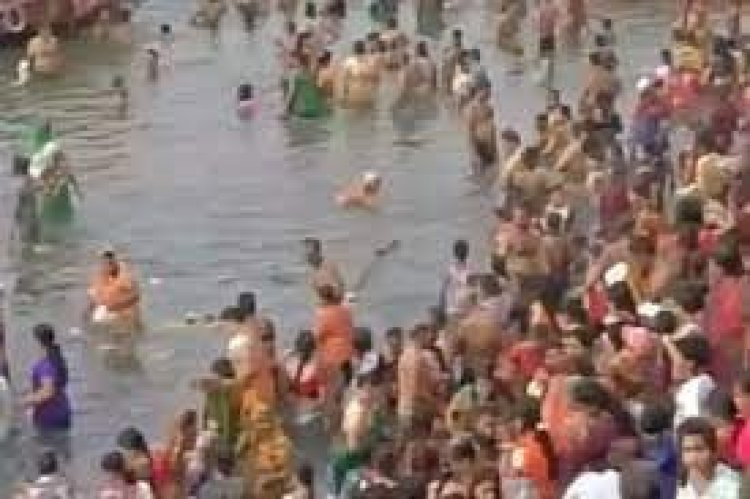 माघ मेले में मकर संक्रांति का स्नान शुरु, संगम पर लगने लगी पूण्य की डुबकी