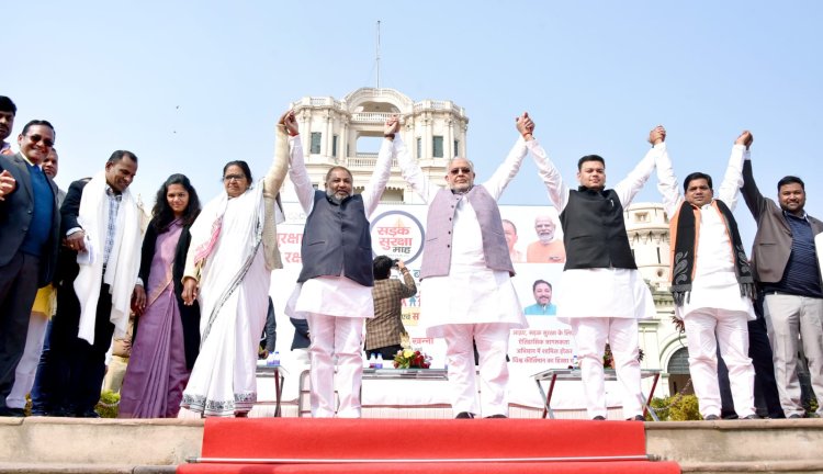 सड़क सुरक्षा माह : मानव श्रृंखला बनाकर लोगों ने ली सड़क सुरक्षा की शपथ