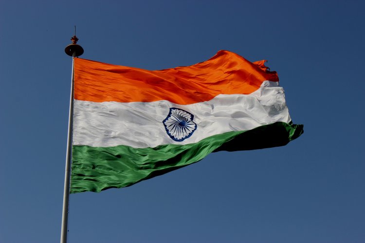 यूपी में मना गणतंत्र दिवस : राज्यपाल ने विधान सभा पर फहराया तिरंगा