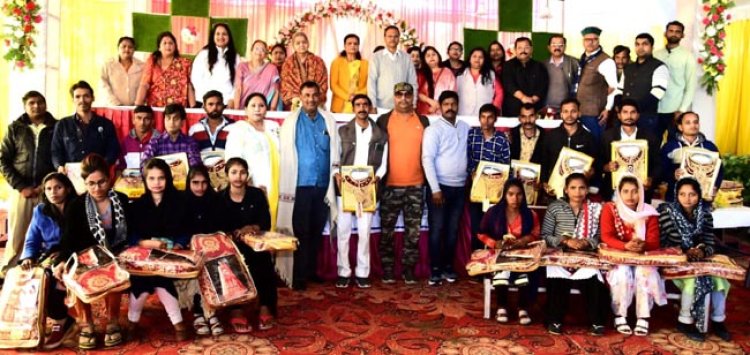 लहंगा और शेरवानी मिलने से दिव्यांग जोड़ों के चेहरे पर आई मुस्कान