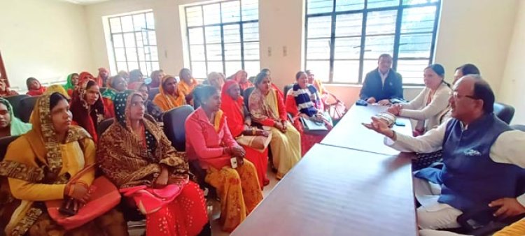 महिलाएं आत्मबल से ला सकती हैं कुटीर उद्योगों में क्रांति : सिद्धार्थ नाथ सिंह