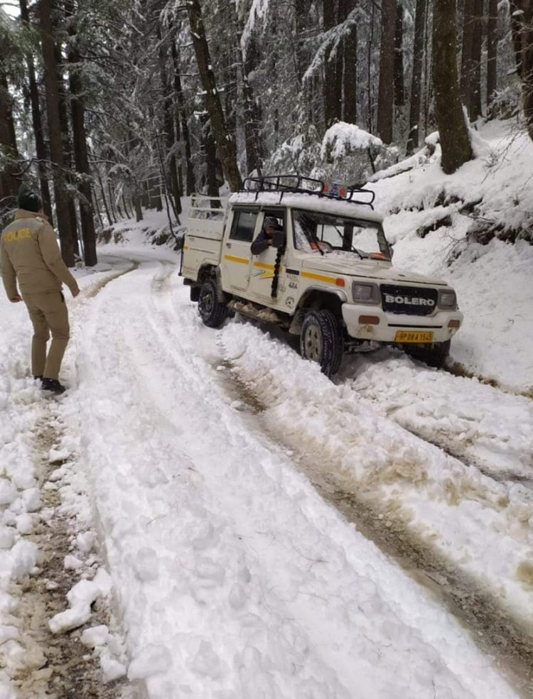 हिमाचल में बर्फबारी से 496 सड़कों पर आवाजाही ठप, 908 ट्रांसफार्मर बंद