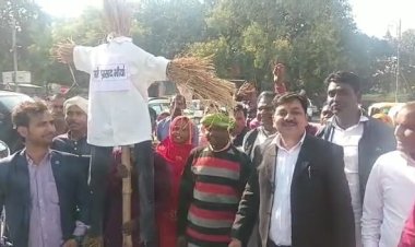 स्वामी प्रसाद मौर्य का वनवासियों ने फूंका पुतला, युवाओं ने स्पीड पोस्ट से भेजी चूड़ी और बिंदी