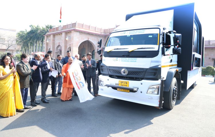 G-20 की वैन को हरी झंडी दिखाकर सीएम योगी ने किया रवाना