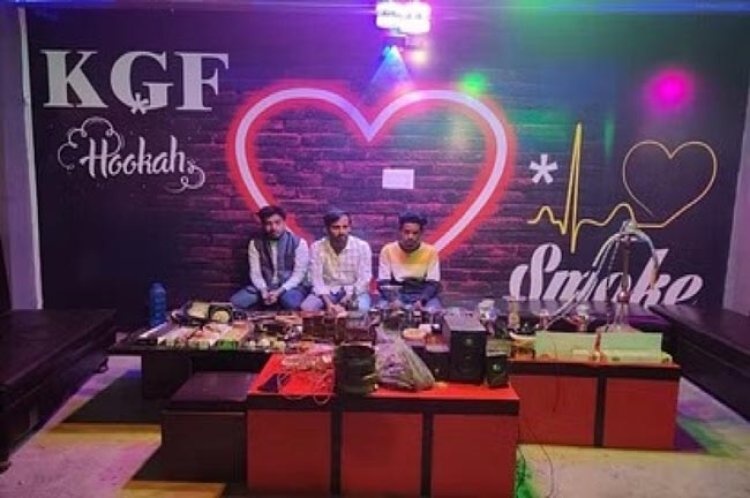 पुलिस चौकी के पास पकड़ा गया हुक्काबार, चार गिरफ्तार