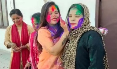 रंगभरी एकादशी पर काशी में मुस्लिम महिलाओं ने खेली गुलाल और फूलों की होली