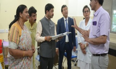 कानपुर के हैलट में मंत्री नंदी ने पकड़ी दवाओं की धांधली