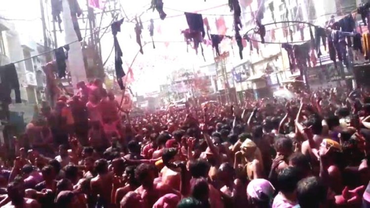 प्रयागराज के चौक लोकनाथ ही कपड़ा फाड़ होली भारत में प्रसिद्ध