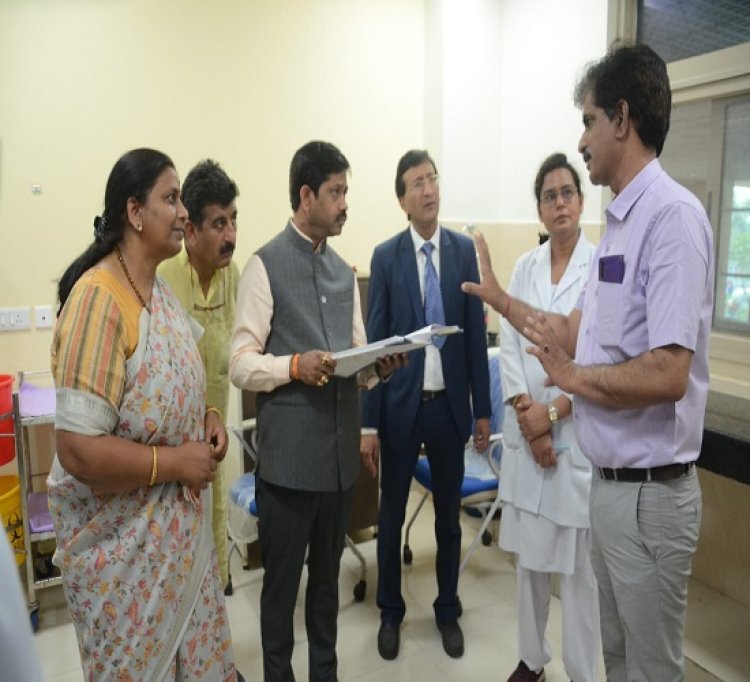 कानपुर के हैलट में मंत्री नंदी ने पकड़ी दवाओं की धांधली