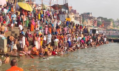 अक्षय तृतीया पर श्रद्धालुओं ने अक्षय पुण्य की कामना से गंगा में लगाई डुबकी, किया दानपुण्य
