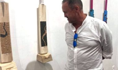 जिम्बाम्बे के क्रिकेटर एंडी फ्लावर ने देखी क्रिकेट बैट पर बनी चित्रों प्रदर्शनी