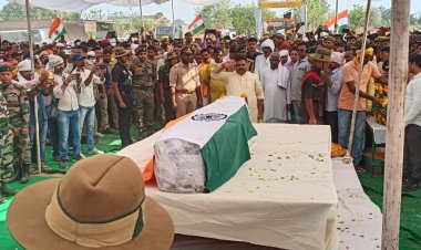 नक्सलियों से हुई मुठभेड़ में शहीद आलोक राव को श्रद्धांजलि देने के लिए लोग उमड़े