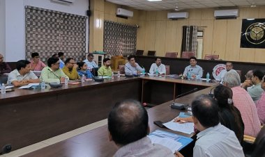 जिलाधिकारी ने बैठक से अनुपस्थित एलडीएम का वेतन रोकने के दिए निर्देश