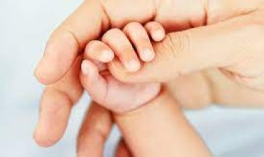 नाली में मिली नवजात बच्ची, एक ग्रामीण ने अपनाया