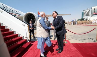काहिरा पहुंचे प्रधानमंत्री मोदी, मिस्र के प्रधानमंत्री ने की अगवानी