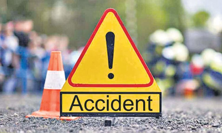 तेज रफ्तार बोलेरो खड़े ट्रक से टकराई, 6 लोगों की मौत, दो की हालत गंभीर