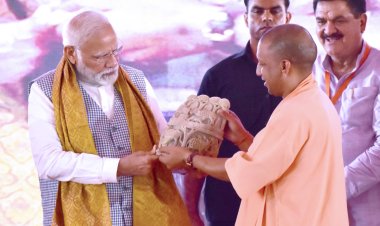 मुख्यमंत्री योगी ने पीएम को भेंट की तनछुई जामावर व बनारस की बेहतरीन स्टोन जाली