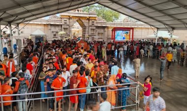 सावन के पहले सोमवार को बाबा विश्वनाथ दरबार में उमड़ी भक्तों की भीड़