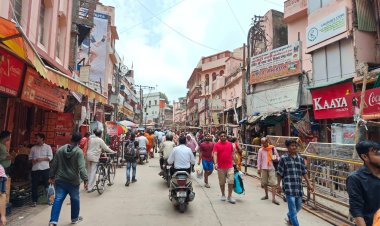 बाबा विश्वनाथ के दरबार में जलाभिषेक के लिए उमड़े शिवभक्त