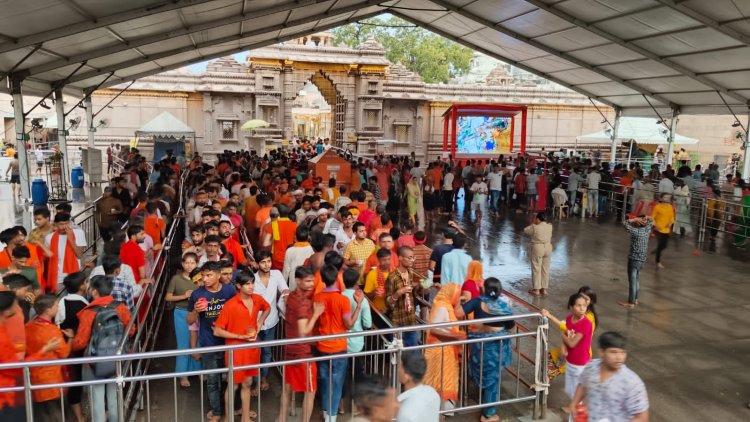 सावन के पहले सोमवार को बाबा विश्वनाथ दरबार में उमड़ी भक्तों की भीड़