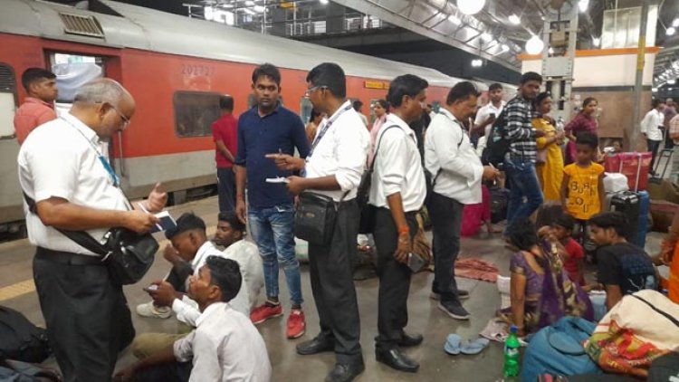 प्रयागराज जंक्शन पर चेकिंग अभियान में पकड़े गये 712 यात्री