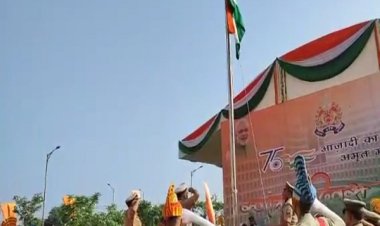 उप्र के पुलिस मुख्यालय में पुलिस महानिदशेक ने किया ध्वाजारोहण