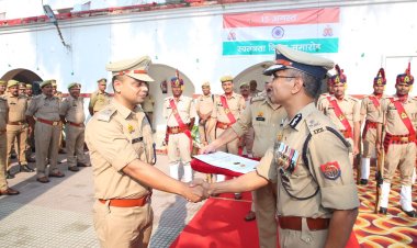लखनऊ पुलिस आयुक्त ने ध्वजारोहण किया, पुलिसकर्मियों को दिलाई शपथ