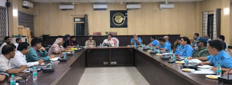 जिलाधिकारी ने एयर फोर्स डे की तैयारियों के सम्बंध में की बैठक