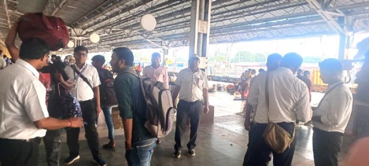छिवकी स्टेशन पर टिकट चेकिंग अभियान में 269 यात्री पकड़े गये