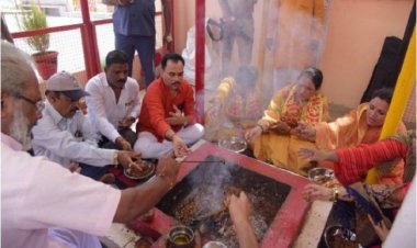 प्रधानमंत्री मोदी के दीर्घायु के लिए महिला मोर्चा ने किया हवन यज्ञ