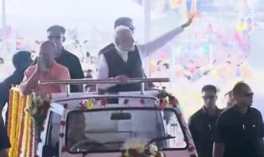 प्रधानमंत्री नरेन्द्र मोदी खुली जीप से योगी के साथ गंजारी जनसभा स्थल पर पहुंचे